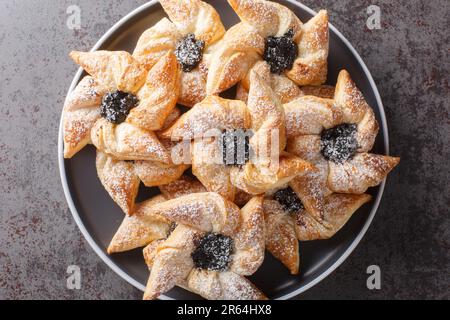 Joulutorttu aka Tahtitorttu sono tradizionali crostate di Natale finlandesi che vengono mangiate in modo speciale durante il Natale e la stagione di festa primo piano in un piatto o Foto Stock