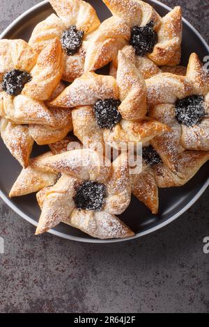 Joulutorttu Tahtitorttu Finlandese Pinwheel a forma di tarte natalizie primo piano in un piatto su un tavolo. Vista verticale dall'alto Foto Stock