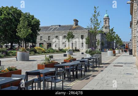 Nuovi edifici di cooperage al Royal William Yard a Stonehouse Plymouth visto attraverso i tavoli per l'acciaio bar nel Mills Bakery. Il cortile è stato chiamato Foto Stock