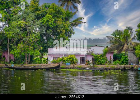 Ripresa di Kerala Back Waters con stivali da casa Foto Stock