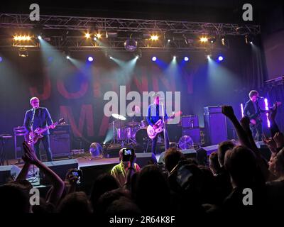 Johnny Marr, chitarrista precedentemente dei The Smiths, alla Manchester Academy, concerto dal vivo 12/10/2013 Foto Stock