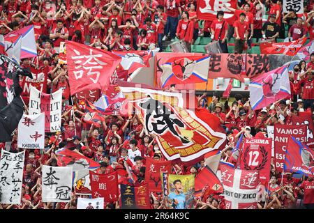 I fan di Kashima Antlers si rallegrano durante la partita della Lega 2023 J1 tra Urawa Red Diamonds 0-0 Kashima Antlers al Saitama Stadium 2002 di Saitama, Giappone, 4 giugno 2023. (Foto di AFLO) Foto Stock