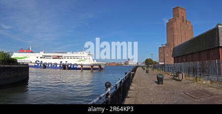 Traghetto Stena Embla per Belfast sul panorama del lungomare di Liverpool dal molo di Alfred, Woodside, Birkenhead, Wirral, Merseyside, INGHILTERRA, REGNO UNITO, CH41 6DU Foto Stock