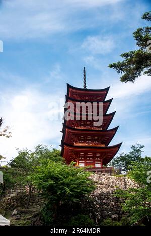 Una pagoda a cinque piani al Santuario di Itsukushima Foto Stock