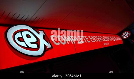 Un cartello illuminato con il negozio di intrattenimento completo (cex) di notte nel centro di Warrington, che mette in risalto il rivenditore di lusso del Regno Unito Foto Stock
