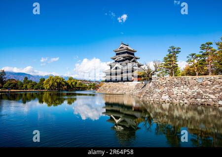 Il Castello Matsumoto in autunno Foto Stock