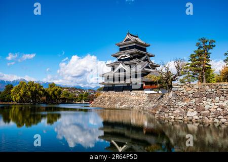 Il Castello Matsumoto in autunno Foto Stock