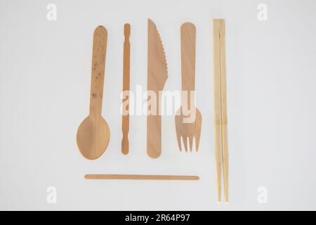 Agitatore a forchetta a cucchiaio per coltelli in legno e bacchette cinesi in legno monouso per stoviglie monouso su sfondo bianco Foto Stock