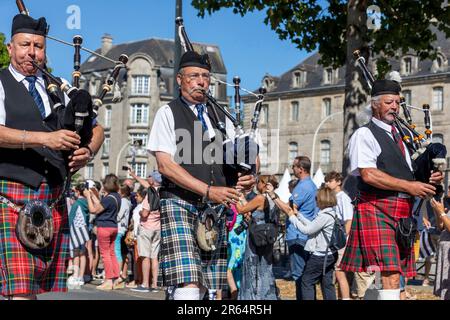 Quimper (Bretagna, Francia nord-occidentale): Festival de Cornouaille' (Cornovaglia Festival) il 24 luglio 2022. Gruppo bretone “bagad du Club kilt du Pays de lo Foto Stock