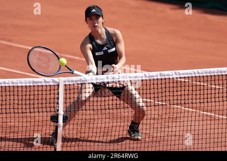 Parigi, Francia. 07th giugno, 2023. Tennis: Grand Slam/ATP/WTA Tour - Francese Open, doppio, misto, semifinale. Kato/Pütz (Giappone/Germania) - Sutjiadi/Middelkoop (Indonesia/Paesi Bassi). Miyu Kato è in azione. Credit: Frank Molter/dpa/Alamy Live News Foto Stock