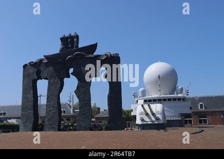 Monumento alle ombre della luce accanto alla sezione ponte della nave della marina The Ruyter in Marine Museum nella città olandese Den Helder, Paesi Bassi, 27 maggio 2023 Foto Stock