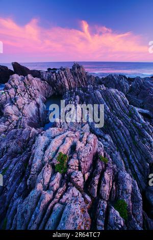 Lo strato di Turbidite e il mare al tramonto Foto Stock