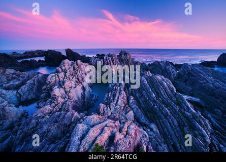 Lo strato di Turbidite e il mare al tramonto Foto Stock