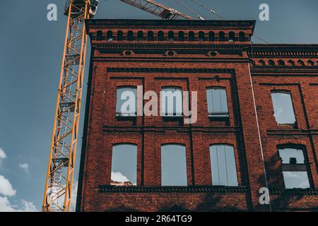 parte di un edificio in mattoni rossi distrutto Foto Stock