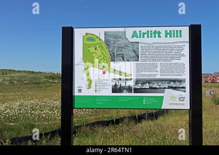 Cartello presso Airlift Hill Memorial per la storia della RAF e dell'USAF, a Lingley Green, Whittle Hall, Warrington, Cheshire, INGHILTERRA, REGNO UNITO, WA5 3LQ Foto Stock
