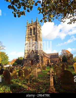 St Marys Church yard, 46 Rettory Lane, in autunno, Lymm, Warrington, Cheshire, Inghilterra, Regno Unito, WA13 0AL Foto Stock