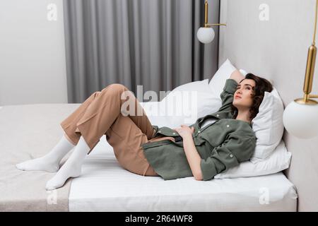 Tende bianche di lunghezza intera. Interni moderni con arredi delicati e  tende bianche da pavimento a soffitto Foto stock - Alamy