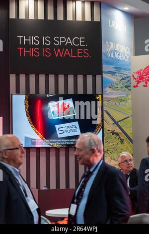 Farnborough International Exhibition & Conference Centre, Hampshire, Regno Unito. 7th Giu, 2023. Lo Space-Comm Expo è il più grande evento del Regno Unito incentrato sul futuro commerciale dello spazio per le imprese, la difesa e l'aerospaziale. Le aziende del settore spaziale hanno esposto i loro prodotti a rappresentanti in visita e vari oratori hanno preso il palco per discutere il futuro della tecnologia spaziale. Questo è lo stand del Galles Foto Stock