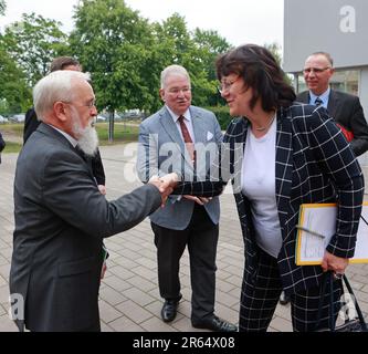 07 giugno 2023, Sassonia-Anhalt, Schönebeck: EVA Feußner (r), Ministro dell'Istruzione, dello Stato di Sassonia-Anhalt, saluta il Vescovo Gerhard Feige all'inizio di un evento stampa nel cortile della scuola del Dr. Carl Hermann Gymnasium. In occasione del 30th° anniversario dell'educazione religiosa, il Ministero dell'Istruzione ha pubblicato un documento per l'organizzazione e l'attuazione dell'educazione religiosa confessionale nelle scuole statali in Sassonia-Anhalt, che serve da informazione per gli amministratori scolastici e gli insegnanti. Foto: Matthias Bein/dpa Foto Stock