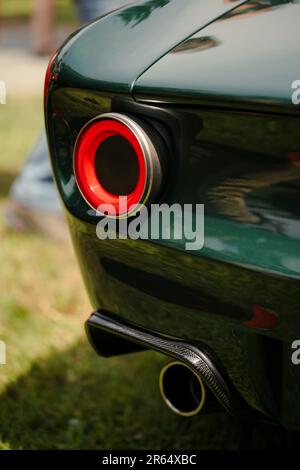 Primo piano delle luci di stop rotonde posteriori di un'auto retrò. Foto Stock