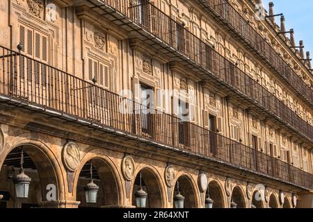 Salamanca Spagna, dettaglio degli appartamenti a quattro piani a gallerizzazione situati sul lato ovest della barocca Plaza Mayor risalente al 1755, Salamanca, Spagna Foto Stock