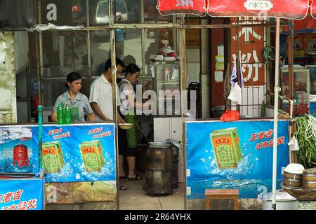 龙胜镇 (龙胜县) 中國 Longsheng China; bar cinese in fondo alla strada; Chinesische schmuddelige Bar die Straße Runter Bar chino lúgubre al final de la calle Foto Stock