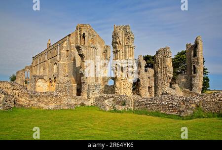 Una vista dal sud-est delle rovine del Priorato e della Chiesa parrocchiale di Santa Maria e della Santa Croce a Binham, Norfolk, Inghilterra, Regno Unito. Foto Stock