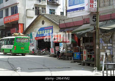 龙胜镇 (龙胜县) 中國 Longsheng, Cina; Una strada in una città provinciale cinese; Eine Straße in einer chinesischen Provinzstadt; 中國省會城市的一條街道; 中国の地方都市の通り Foto Stock