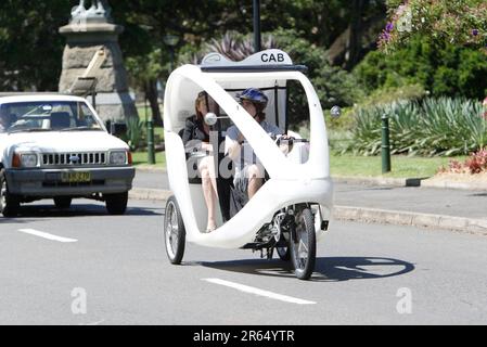 Un taxi 'Pedapod' in bicicletta a Sydney, Australia. Durante il funzionamento, i pedapodi emettono gas a effetto serra zero, anidride solforosa zero, ossidi di azoto che causano smog zero, particelle zero nell'atmosfera e quasi nessun rumore, per ridurre l'impatto sull'ambiente. Foto Stock