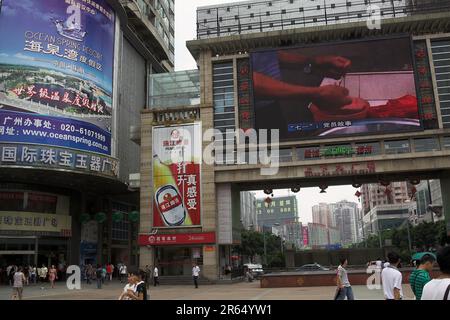 广州市 中國 Guangzhou, Cina; enormi banner pubblicitari e grande città cinese; Riesige Werbebanner und große chinesische Stadt; 巨大的廣告橫幅和大城市 Foto Stock