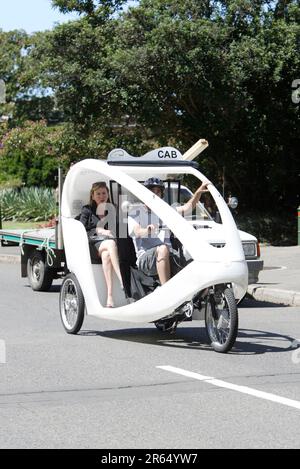 Un taxi 'Pedapod' in bicicletta a Sydney, Australia. Durante il funzionamento, i pedapodi emettono gas a effetto serra zero, anidride solforosa zero, ossidi di azoto che causano smog zero, particelle zero nell'atmosfera e quasi nessun rumore, per ridurre l'impatto sull'ambiente. Foto Stock