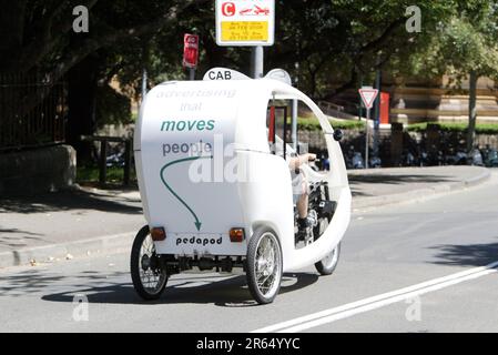 Un taxi 'Pedapod' in bicicletta a Sydney, Australia. Durante il funzionamento, i pedapodi emettono gas a effetto serra zero, anidride solforosa zero, ossidi di azoto che causano smog zero, particelle zero nell'atmosfera e quasi nessun rumore, per ridurre l'impatto sull'ambiente. Foto Stock