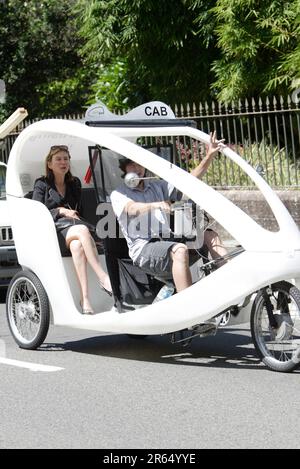 Un taxi 'Pedapod' in bicicletta a Sydney, Australia. Durante il funzionamento, i pedapodi emettono gas a effetto serra zero, anidride solforosa zero, ossidi di azoto che causano smog zero, particelle zero nell'atmosfera e quasi nessun rumore, per ridurre l'impatto sull'ambiente. Foto Stock