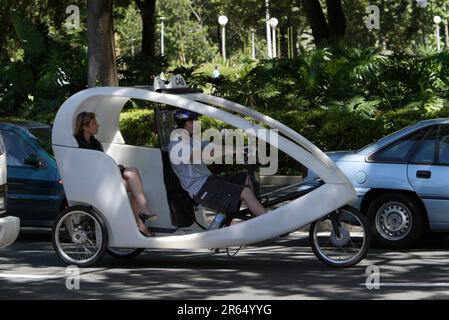 Un taxi 'Pedapod' in bicicletta a Sydney, Australia. Durante il funzionamento, i pedapodi emettono gas a effetto serra zero, anidride solforosa zero, ossidi di azoto che causano smog zero, particelle zero nell'atmosfera e quasi nessun rumore, per ridurre l'impatto sull'ambiente. Foto Stock