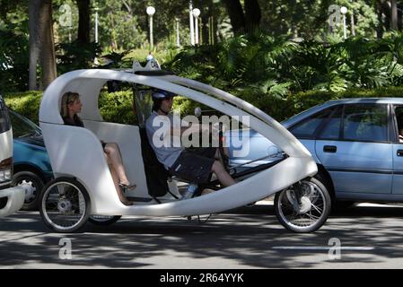 Un taxi 'Pedapod' in bicicletta a Sydney, Australia. Durante il funzionamento, i pedapodi emettono gas a effetto serra zero, anidride solforosa zero, ossidi di azoto che causano smog zero, particelle zero nell'atmosfera e quasi nessun rumore, per ridurre l'impatto sull'ambiente. Foto Stock