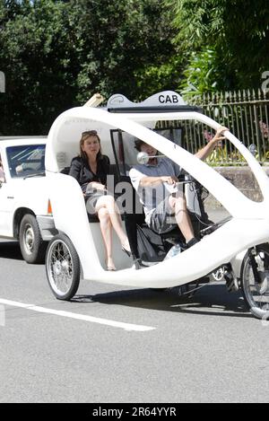 Un taxi 'Pedapod' in bicicletta a Sydney, Australia. Durante il funzionamento, i pedapodi emettono gas a effetto serra zero, anidride solforosa zero, ossidi di azoto che causano smog zero, particelle zero nell'atmosfera e quasi nessun rumore, per ridurre l'impatto sull'ambiente. Foto Stock