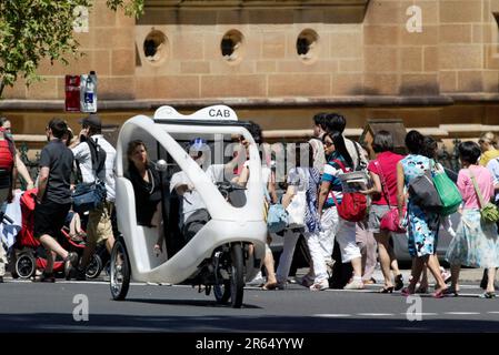 Un taxi 'Pedapod' in bicicletta a Sydney, Australia. Durante il funzionamento, i pedapodi emettono gas a effetto serra zero, anidride solforosa zero, ossidi di azoto che causano smog zero, particelle zero nell'atmosfera e quasi nessun rumore, per ridurre l'impatto sull'ambiente. Foto Stock