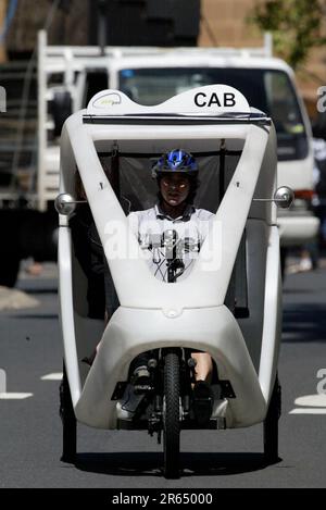 Un taxi 'Pedapod' in bicicletta a Sydney, Australia. Durante il funzionamento, i pedapodi emettono gas a effetto serra zero, anidride solforosa zero, ossidi di azoto che causano smog zero, particelle zero nell'atmosfera e quasi nessun rumore, per ridurre l'impatto sull'ambiente. Foto Stock