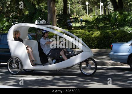 Un taxi 'Pedapod' in bicicletta a Sydney, Australia. Durante il funzionamento, i pedapodi emettono gas a effetto serra zero, anidride solforosa zero, ossidi di azoto che causano smog zero, particelle zero nell'atmosfera e quasi nessun rumore, per ridurre l'impatto sull'ambiente. Foto Stock