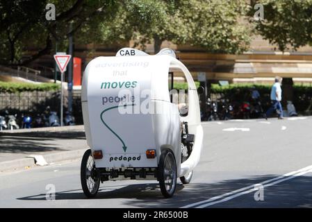 Un taxi 'Pedapod' in bicicletta a Sydney, Australia. Durante il funzionamento, i pedapodi emettono gas a effetto serra zero, anidride solforosa zero, ossidi di azoto che causano smog zero, particelle zero nell'atmosfera e quasi nessun rumore, per ridurre l'impatto sull'ambiente. Foto Stock