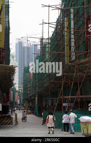 广州市 中國 Guangzhou, Cina; ponteggi in tubi metallici accanto ad un edificio in fase di ristrutturazione; Gerüst aus Metallrohren neben einem Gebäude Foto Stock