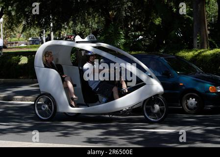 Un taxi 'Pedapod' in bicicletta a Sydney, Australia. Durante il funzionamento, i pedapodi emettono gas a effetto serra zero, anidride solforosa zero, ossidi di azoto che causano smog zero, particelle zero nell'atmosfera e quasi nessun rumore, per ridurre l'impatto sull'ambiente. Foto Stock