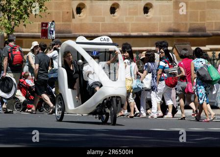 Un taxi 'Pedapod' in bicicletta a Sydney, Australia. Durante il funzionamento, i pedapodi emettono gas a effetto serra zero, anidride solforosa zero, ossidi di azoto che causano smog zero, particelle zero nell'atmosfera e quasi nessun rumore, per ridurre l'impatto sull'ambiente. Foto Stock