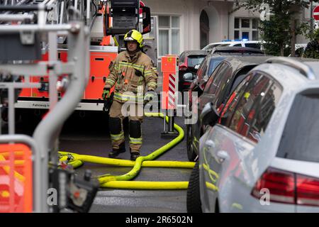 07 giugno 2023, Berlino: Un camion scala dei vigili del fuoco è parcheggiato in un edificio residenziale di Gustav-Müller-Platz a Schöneberg. Lì, un incendio era scoppiato in un appartamento per motivi che non sono stati ancora spiegati. Secondo i vigili del fuoco, tre persone sono state leggermente ferite. Inoltre, tre persone nel vicino edificio sono state portate in sicurezza dal balcone tramite la scala girevole. Tuttavia, i supporti laterali del carrello a longheroni e traverse non potrebbero essere completamente estesi a causa delle vetture parcheggiate su entrambi i lati. Così la scala giradischi era utilizzabile solo in modo limitato. L'operazione ha mostrato come Foto Stock