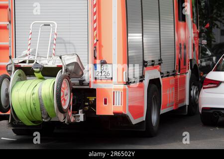 07 giugno 2023, Berlino: Il conducente di un veicolo di emergenza antincendio lavora millimetri per superare un'auto parcheggiata in un incendio di un appartamento a Gustav-Müller-Platz a Schöneberg. Un incendio era scoppiato in un appartamento dell'edificio per ragioni che non sono state ancora spiegate. Secondo i vigili del fuoco, tre persone sono state leggermente ferite. Inoltre, tre persone nella casa vicina sono state portate in sicurezza dal balcone attraverso la scala giradischi. Tuttavia, i supporti laterali del carrello a longheroni e traverse non potrebbero essere completamente estesi a causa delle vetture parcheggiate su entrambi i lati. Così la piattaforma girevole ladd Foto Stock