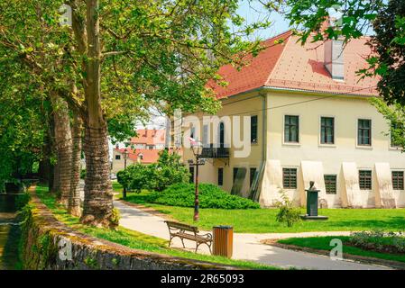 La vecchia architettura storica e parco della città a Samobor, Croazia. Foto Stock