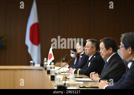 Tokyo, Giappone. 7th giugno, 2023. TOKYO, GIAPPONE - 7 GIUGNO : il ministro della Difesa giapponese Yasukazu Hamada (2nd-R) e Pal JONSON, ministro della Difesa del Regno di Svezia (non visto), parteciperanno all'incontro bilaterale Giappone-Svezia presso il ministero della Difesa giapponese il 7 giugno 2023 a Tokyo, Giappone. PAL JONSON è in visita di due giorni in giappone, dal 6 al 7 giugno, e ha anche un incontro con il primo ministro degli Esteri giapponese, Yoshimasa Hayashi, il 6 giugno. (Credit Image: © POOL via ZUMA Press Wire) SOLO PER USO EDITORIALE! Non per USO commerciale! Credit: ZUMA Press, Inc./Alamy Live News Foto Stock