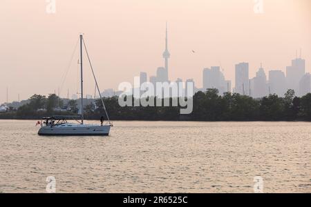 Toronto, Canada. 6th giugno, 2023. Le protezioni del fumo di Wildfire Toronto, Canada, il 6 giugno 2023. Ambiente Canada ha emesso una dichiarazione speciale di qualità dell'aria per Toronto il martedì dopo che il fumo dagli incendi boschivi nel Quebec e nell'Ontario nord-orientale è arrivato a Toronto. La scarsa qualità dell'aria può persistere per la maggior parte di questa settimana. Credit: Zou Zheng/Xinhua/Alamy Live News Foto Stock