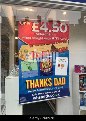 Windsor, Berkshire, Regno Unito. 6th giugno, 2023. Un annuncio del Father's Day nella finestra di WH Smith. Credito: Maureen McLean/Alamy Foto Stock