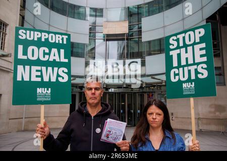 Londra, Regno Unito. 7th giugno, 2023. I giornalisti dimostrano al di fuori della sede centrale della BBC a Portland Place. A loro si uniscono Beldon Haigh e la sua band, la band Beldon Haigh. Sciopero nazionale del 48 da parte di giornalisti NUJ e BBC. Lo sciopero è contro i tagli proposti alla radio locale. I tagli alla radio locale, proposti dalla BBC, sembrano contraddire il nuovo programma di livellamento verso l’alto. Credit: Joe Maida/Alamy Live News Foto Stock